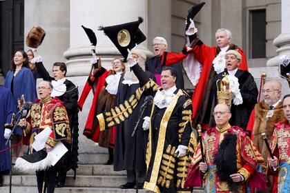 Funcionarios y miembros electos de la Corporación de la Ciudad de Londres se quitan el sombrero en saludo al rey Carlos III