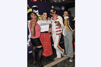 Aquí, Laura Azcurra junto a los diferentes Mercury en el homenaje al cantante