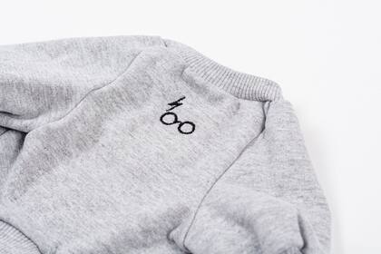 Fundacional: el primer buzo gris melange sigue dentro de la colección, ocho años después.