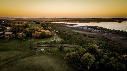 Fundada en 1802, Lobos ofrece calles coloniales, una laguna para pescar y hacer kayak, y rincones perfectos para picnics en la naturaleza.