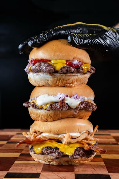 Fundada en 2001 por la familia Cocchia en el barrio de Boedo, La Birra Bar pasó de un pequeño local de barrio a convertirse en una de las hamburgueserías argentinas más premiadas del mundo