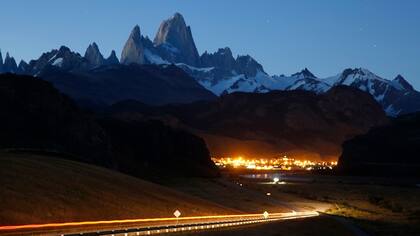 Fundado en 1985 y ubicado en un valle en medio del Parque Nacional, El Chaltén es un imán para turistas y escaladores