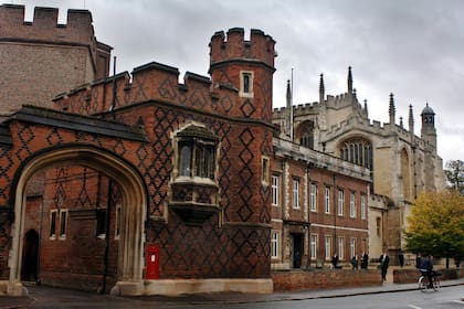Fundado por el rey Enrique VI en 1440, por Eton College pasaron royals y nobles, líderes mundiales, grandes actores y empresarios. Allí estudiaron el principe William y su hermano Harry, y allí podría empezar la secundaria en 2026 George.
