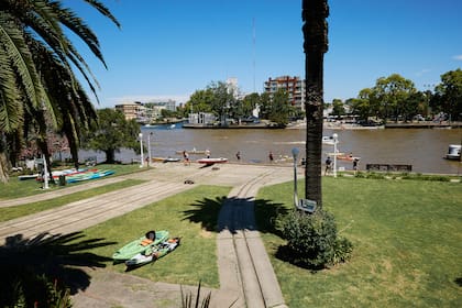 Fundado por inmigrantes españoles en el Riachuelo, el Club Regatas La Marina surgió como respuesta al predominio británico del Buenos Aires Rowing Club. En 1886 su primera sede fue incendiada tras funcionar como lazareto y morgue durante la epidemia de cólera; luego, el Estado le otorgó tierras en Tigre para reconstruirse