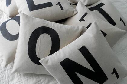 Fundas de algodón y una impresión con un formato de letra simple: una alternativa canchera para aplicar en tu juego de living o en la cama