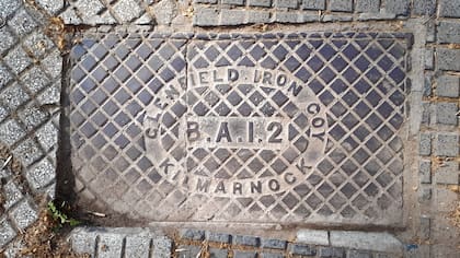 Fundida en Escocia, la tapa de Glenfield Iron Coy, en una esquina de Balvanera
