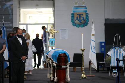 Amigos, familiares y personalidades del fútbol despiden a Alejandro Sabella en el predio de AFA en Ezeiza.
