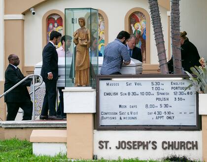 Funeral de dos de las víctimas de Surfside, Lucía Guara y Emma Guara, en la Iglesia Católica San José, Miami Beach
