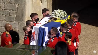 Guardias reales suben el féretro hacia la capilla San Jorge para el comienzo del funeral