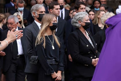 Los hijos de Jean-Paul Belmondo, Paul, Stella y Florence Belmondo acompañan la procesión del ataúd al comenzar su funeral en París rodeados de varios centenares de seguidores