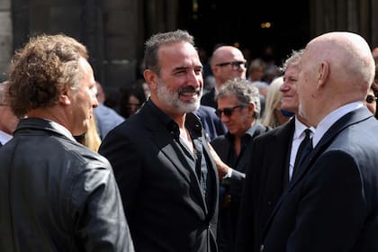 Jean Dujardin, protagonista de exitosos films como El artista, saluda a otros deudos al salir de la iglesia de Saint-Germain-des-Pres donde se realizó el funeral de Belmondo, una de las figuras más queridas y admiradas del cine francés