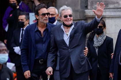 Alain Delon y su hijo Anthony en el funeral de Jean-Paul Belmondo, en septiembre de 2021