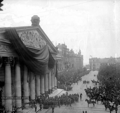Funeral no identificado en Plaza de Mayo. circa 1895.