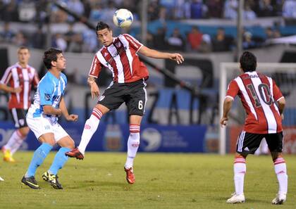 Funes Mori cabecea ante al asedio de Viola, durante la semifinal de la Copa Argentina 2012 entre River y Racing