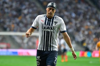 El tremendo golpe de cabeza que sufrió Rogelio Funes Mori en el clásico mexicano