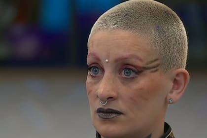 Furia llama la atención con su look rapado (Captura video)