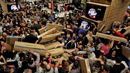 En San Pablo, Brasil, los clientes se pelean para compar televisores