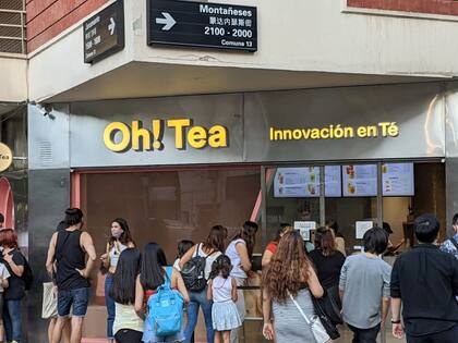 Furor por el té helado sobre Montañeses, una de las calles más emblemáticas del barrio oriental