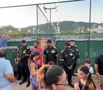 Furor por Fonseca en el Río Open: cinco efectivos de seguridad custodiaron la puerta de ingreso al court 7, donde se entrenó el brasileño