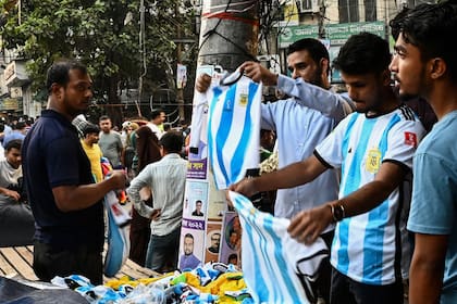 Furor por la camiseta de la Argentina en Bangladesh AFP