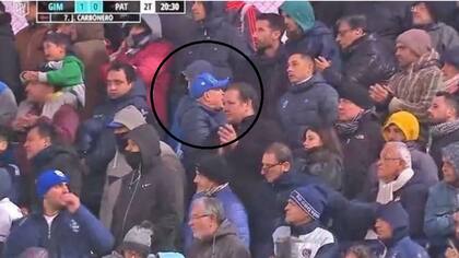 Furor por la imagen viral de Diego Maradona en la cancha de Gimnasia (Foto: Captura de pantalla)