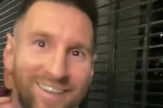 Cientos de hinchas coparon la entrada de una parrilla donde La Pulga cenaba con su familia