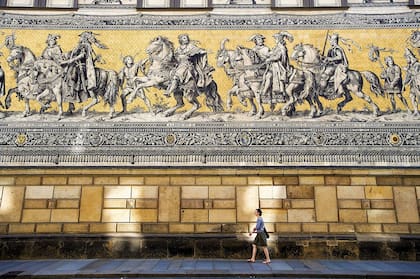 Fürstenzug o la procesión de los principes, el mural de azulejos más largo del mundo.