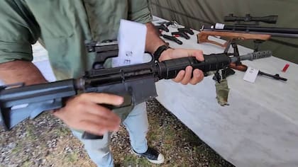 Fusil AR-15 hallado dentro de un tanque enterrado en un baldío de Roldán, atribuido al arsenal de la banda de Los Menores, activa en Rosario