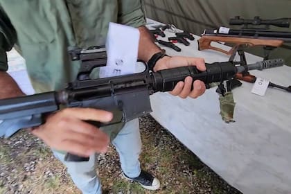 Fusil AR-15 hallado dentro de un tanque enterrado en un baldío de Roldán, atribuido al arsenal de la banda de Los Menores, activa en Rosario