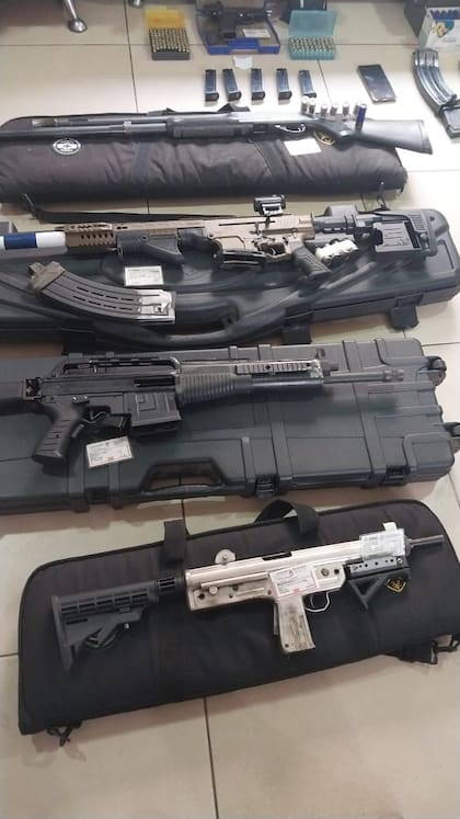 Fusiles de asalto figuran entre las armas incautadas