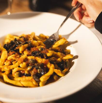 Fusilli al fierrito Don Corleone con aceitunas y alcaparras de La Parolaccia