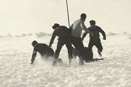 Fútbol durante un 'atraco', durante la Expedición Imperial Transantártica, 1914-17, dirigida por Ernest Shackleton. (Foto de Frank Hurley/Scott Polar Research Institute, Universidad de Cambridge/Getty Images)