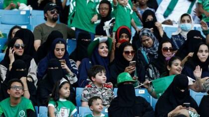 Las mujeres sauditas tienen permitido ir a los estadios desde 2020