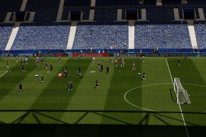 Fútbol en espacios reducidos en el ensayo del viernes de Manchester City en la cancha donde se celebrará la final.