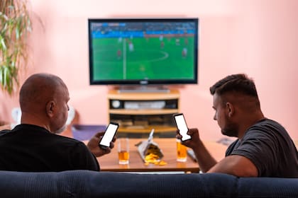 Fútbol en la TV... y también en el celular: para 2030, se prevé un crecimiento de este deporte en la telefonía