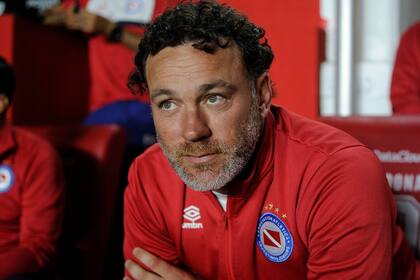Gabriel Milito, DT de Argentinos, que tiene un equipo afianzado