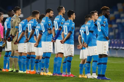El homenaje del plantel de Napoli, con el 10 y el Maradona, en la espalda de todos