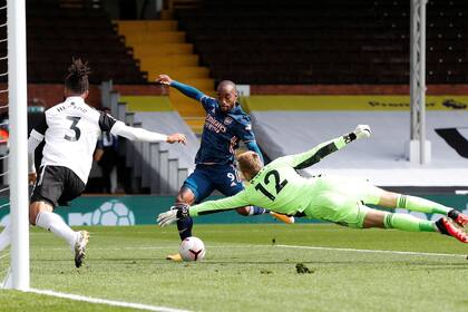 El delantero francés Alexandre Lacazette convierte el primer gol de Arsenal, que no tuvo al arquero argentino Emiliano Martínez, en la goleada 3-0 frente a Fulham, por la fecha 1 de la Premier League.