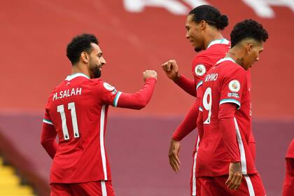 Mohamed Salah del Liverpool celebra su primer gol con Virgil van Dijk. El egipcio anotó tres