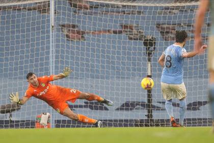 Ilkay Gundogan anotó de penal el 2-0 para Manchester City sobre Fulham, rematando lejos del alcance de Emiliano Martínez.