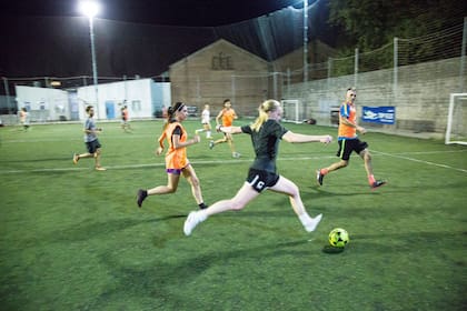 Las canchas de fútbol 5 podrán volver a la actividad desde el lunes al igual que el resto de los deportes grupales; se admitirán competencias, pero sin público
