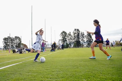Fútbol para todas las edades: desde la cancha profesional a categorías menores.
