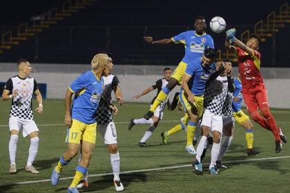 Fútbol para todos: el partido entre Managuas y Cacique Diriangen; Nicaragua es uno de los pocos países en los que el torneo de fútbol no se detuvo pese al coronavirus