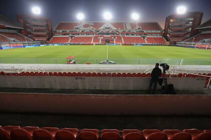 Otra imagen de un estadio con las tribunas vacías: el Libertadores de América. Conforme avance el plan de vacunación, la idea del Gobierno es que los hinchas regresen a las canchas a partir del último trimestre del año.