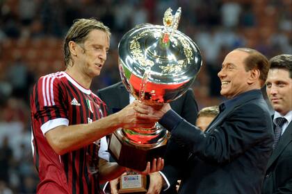 Fútbol y política: Silvio Berlusconi, cuando era presidente de Milan, celebra con Massimo Ambrosini después de ganar el Trofeo Berlusconi ante Juventus en agosto de 2011