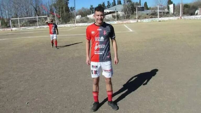 Murió un futbolista de 20 años al chocar con el auto contra una camioneta - LA NACION