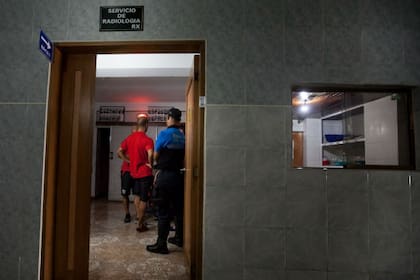 Futbolistas de Huracán en la sala de radiología del Centro Médico Luis Marcano, en La Guaira