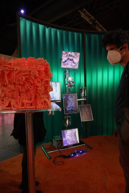 Futurismo en Utopia, de la mano Aura VTV, donde el artista Franco Palioff presentó un robot que es un avatar, esculturas hechas con impresora 3D, obras para usar como carteras y NFTs.