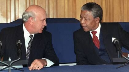 F.W. de Klerk excarceló a Nelson Mandela, quien luego fue electo presidente de Sudáfrica.