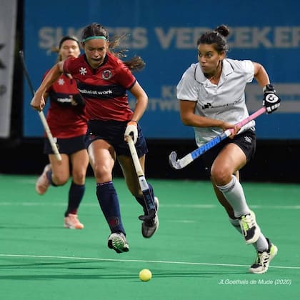 Antonella Bruni se desempeña como delantera en el Royal Victory, de Amberes. Comenzó en un club de España y luego pasó por Italia, hasta llegar a Bélgica, donde primero completó una temporada en un club de Bruselas